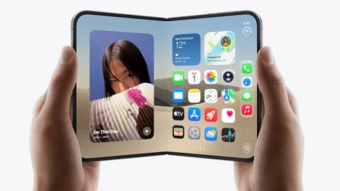 Apple'ın ilk katlanabilir telefonu 1.999 dolarlık iPhone Duo'nun satış günü stoğu anında tükendi.