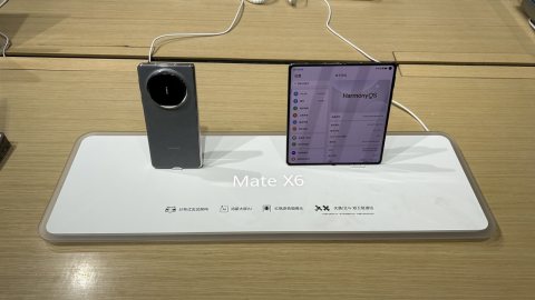 29 Kasım 2024 tarihli gerçek fotoğrafta, önceki nesil Huawei Mate X6’nın arka yüzü ve açık iç ekranı mağazada sergileniyor.