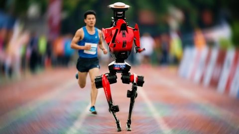 Çin'de bir robot yarı maratonda dünya rekoru kırdı
