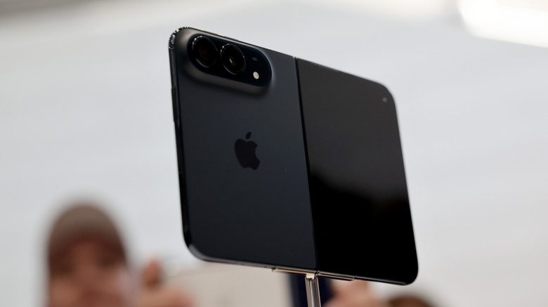 Gece Rengi iPhone Duo'nun arka yüzü ve dış ekranı