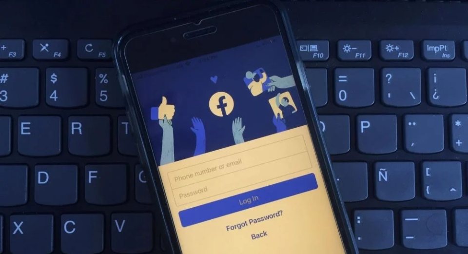 Telefonda Facebook'un giriş ekranı.