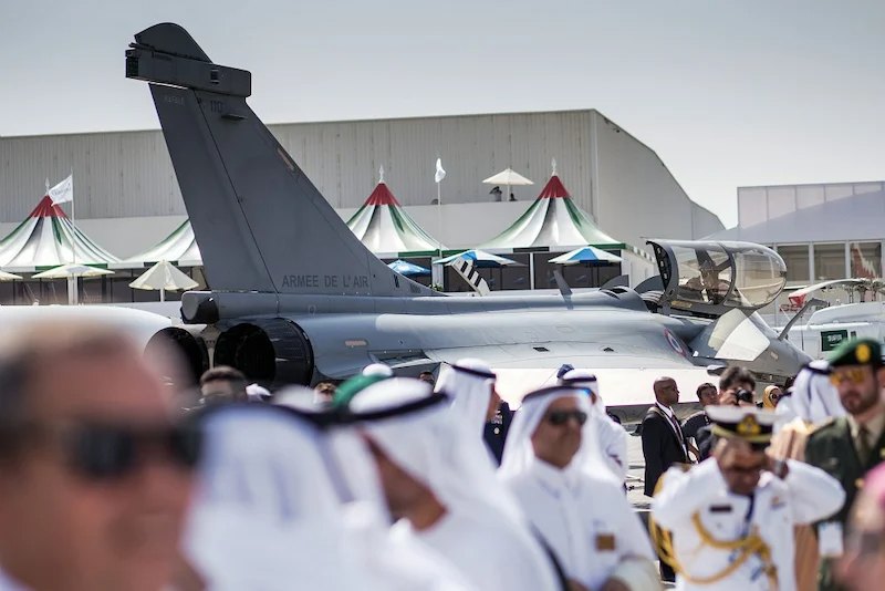 Emirlik yetkilileri bir Rafale'in yanında.