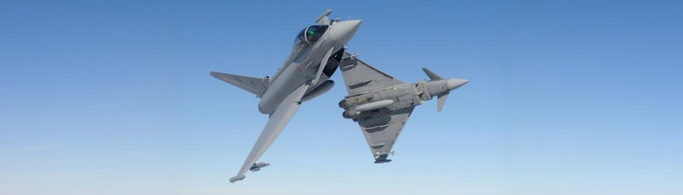 Uçuş hâlinde iki Eurofighter Typhoon.