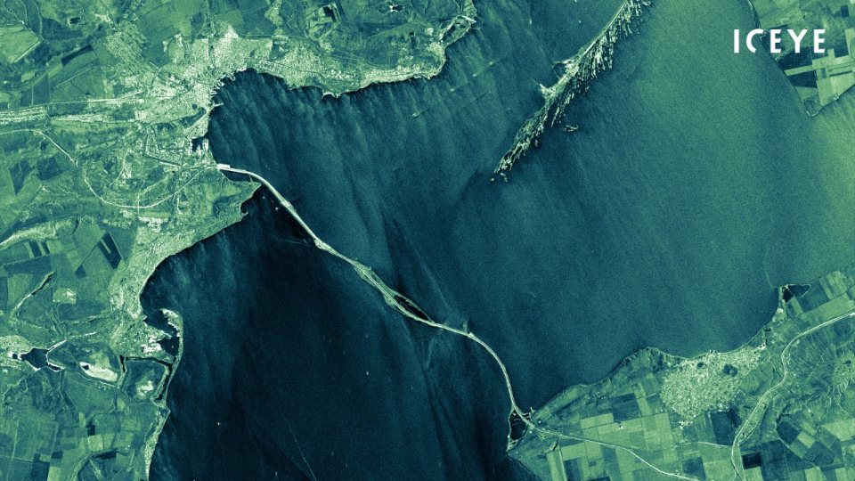 ICEYE'nin 2022 tarihli Ukrayna iş birliği duyurusunda paylaştığı Kerç Köprüsü radar uydu görüntüsü. Şirketin mevcut görü