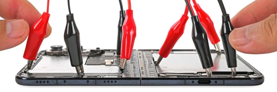 iPhone Duo'nun ekran çatlaklarında menteşe şüphesi