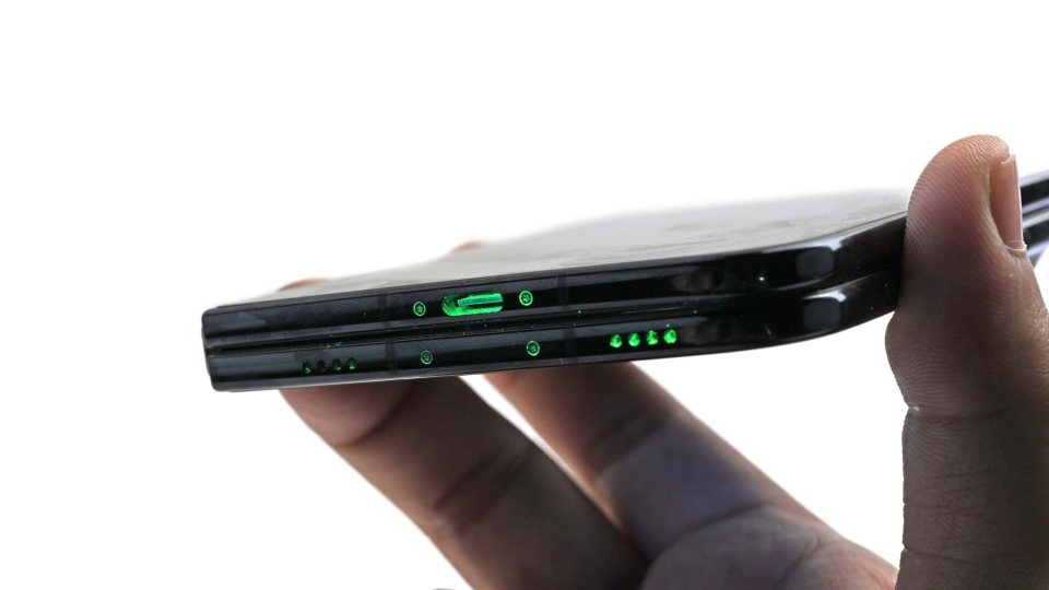 Floresan toz deneyinin ardından USB-C bağlantısı ve hoparlör açıklıklarında görülen parçacıklar.