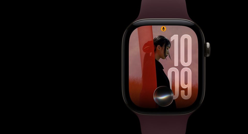 Apple Watch Series 12 ekranında Siri AI arayüzünü gösteren resmî ürün görseli.