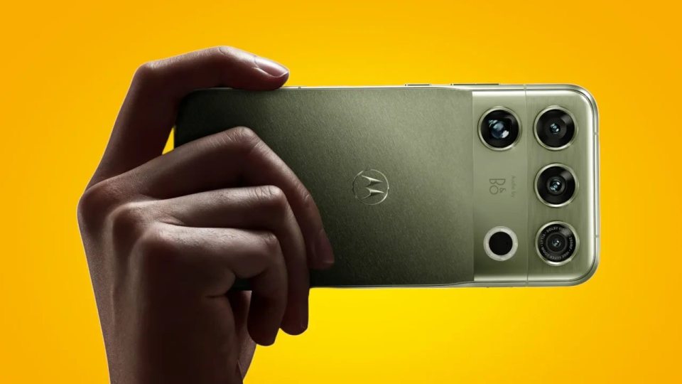 Motorola Signature 27 ve Razr Flex özelliklerinin yer aldığı haber görseli