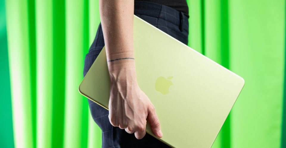 Sarı renk seçeneğiyle MacBook Neo