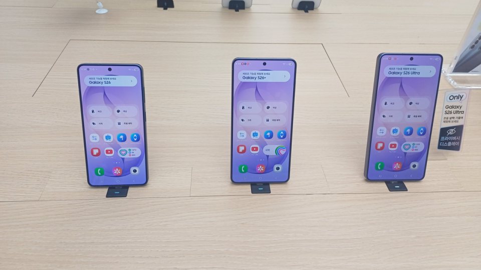 Mağaza masasında Galaxy S26, Galaxy S26+ ve Galaxy S26 Ultra