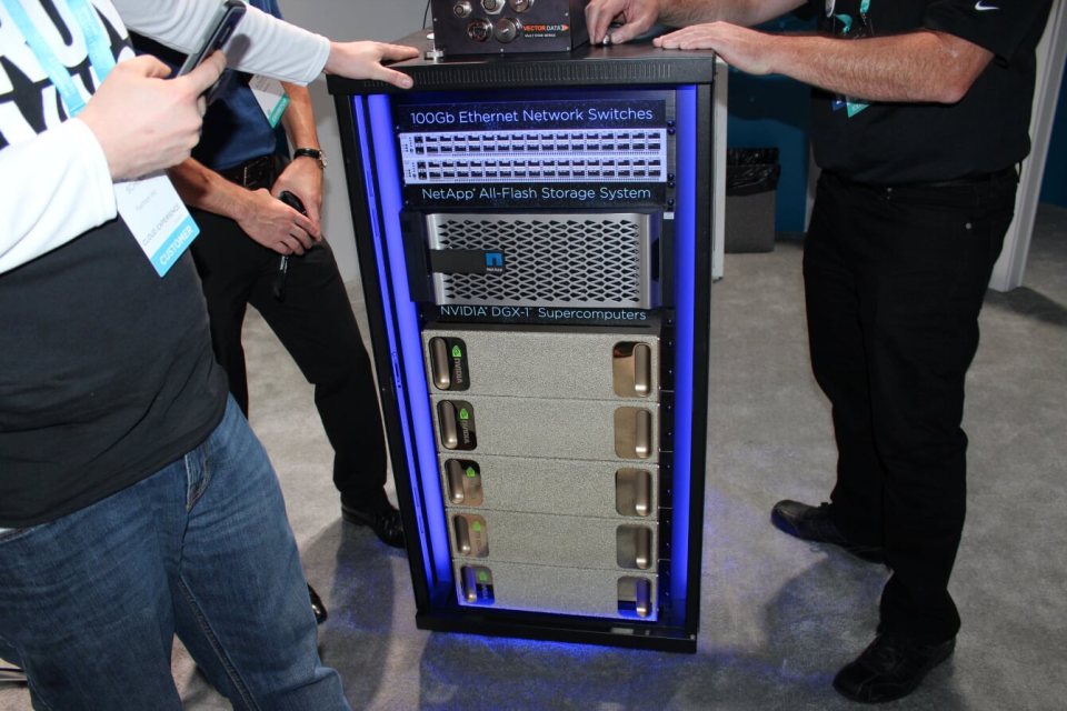 2018’de fotoğraflanan Nvidia DGX donanımı ve NetApp depolama birimlerinin bulunduğu sunucu kabini.