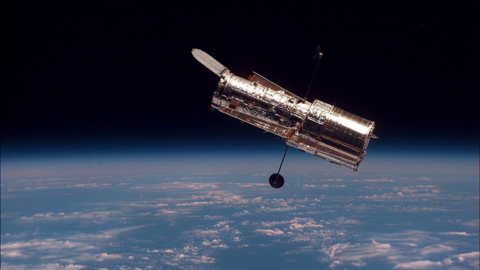 Şubat 1997’de ikinci bakım görevinin ardından Dünya’nın üzerinde fotoğraflanan Hubble Uzay Teleskobu.