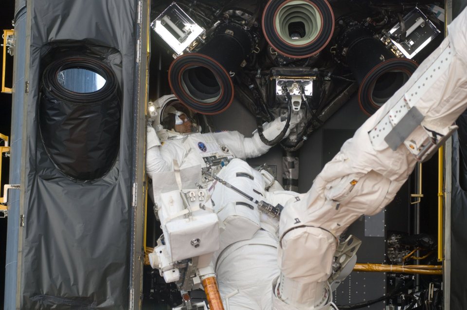 2009 STS-125 görevinde Mike Massimino ve Michael Good’un Hubble’ın açık servis bölümünde çalışması.