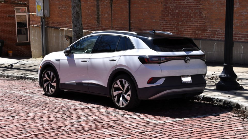 2024 tarihli fotoğrafta 2021 Volkswagen ID.4 1st Edition modelinin arka ve sol yan görünümü.
