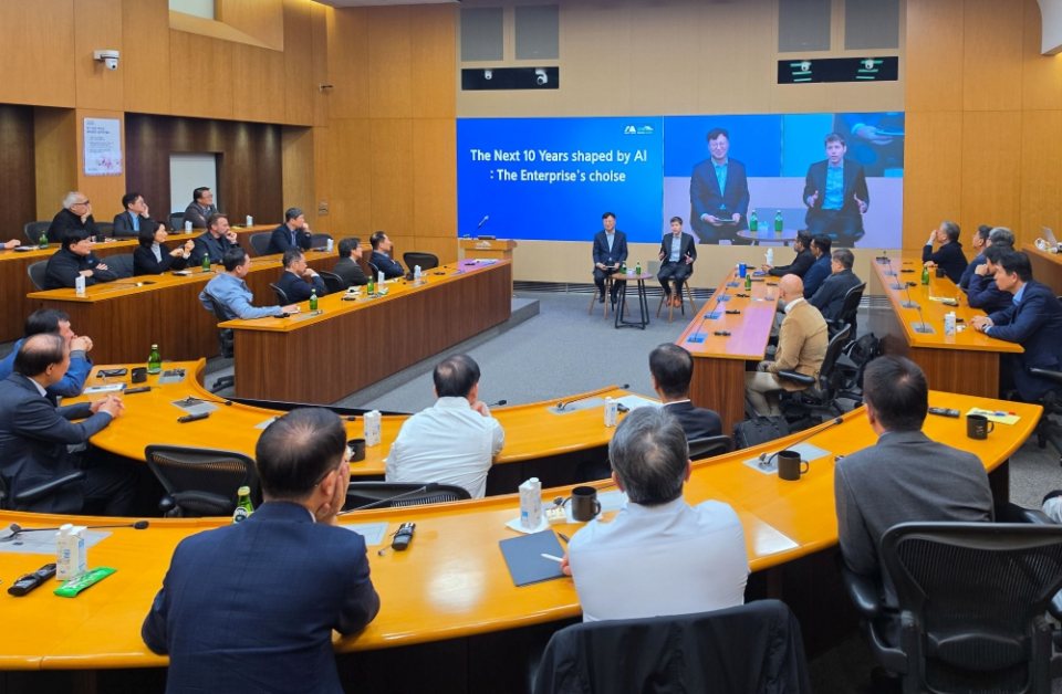 Sam Altman, 31 Ekim 2026’da Yongin’deki Samsung İnsan Kaynakları Geliştirme Merkezi’nde Samsung yöneticileriyle görüşüyor.