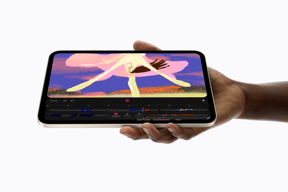 Bir elde yatay tutulan iPad mini 8’in ekranında Procreate Dreams animasyon uygulaması açık.