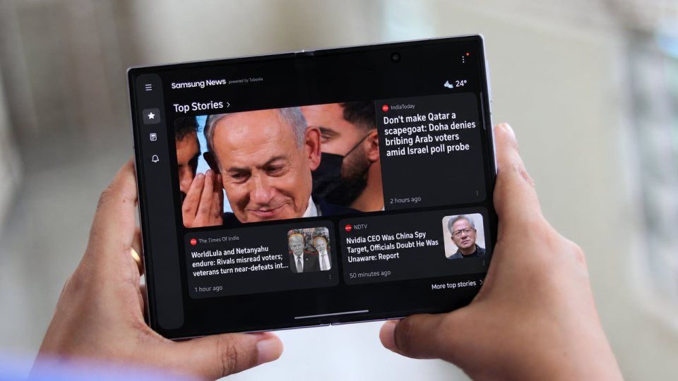 İki elle tutulan Galaxy Z Fold 8’in açık iç ekranında Samsung News haber akışı gösteriliyor.