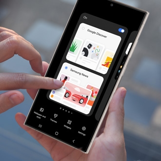 Samsung’un destek fotoğrafındaki Galaxy telefonda Google Discover ile Samsung News arasında seçim yapılan ana ekran düzenleme sayfası açık.