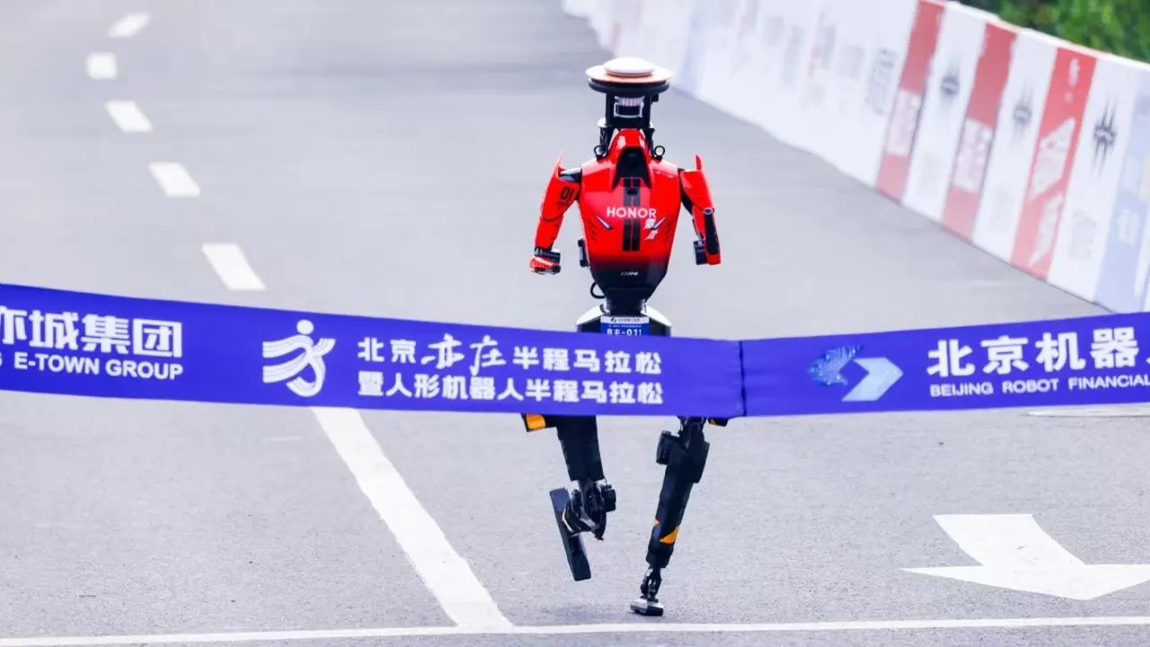 Çin'de bir robot yarı maratonda dünya rekoru kırdı