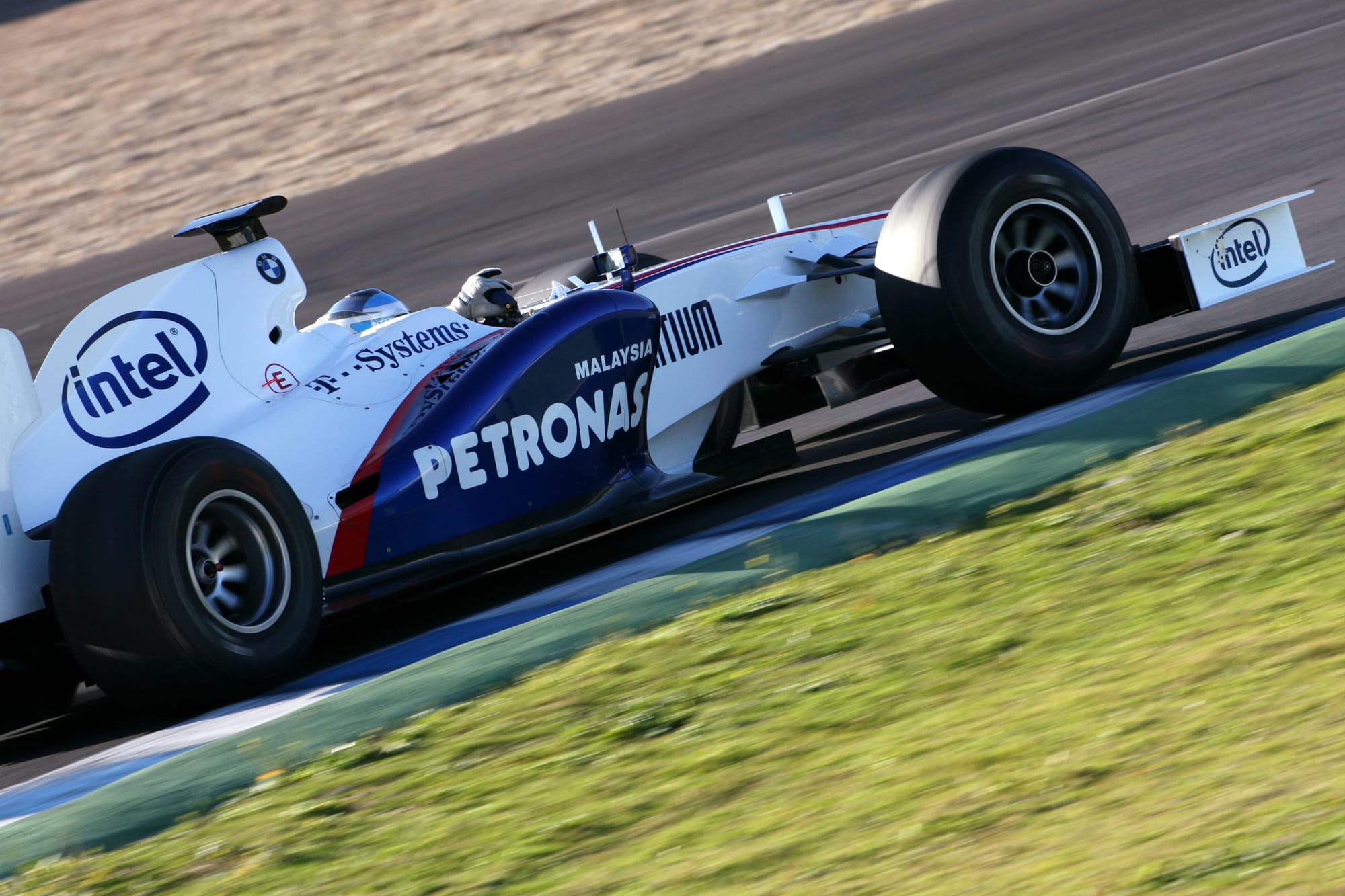 Intel, McLaren F1 takımının resmi ortağı oldu