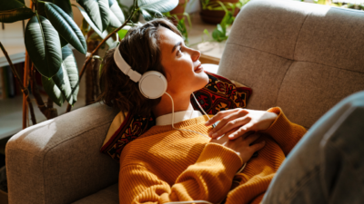 Yeni bir araştırma, müzik dinlemenin stresle mücadelede spor ve meditasyondan