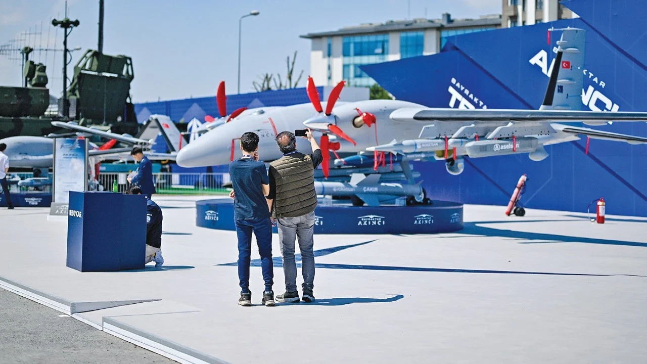 AK Parti Sözcüsü Ömer Çelik, SAHA EXPO 2026 ziyaretinde Türkiye'nin