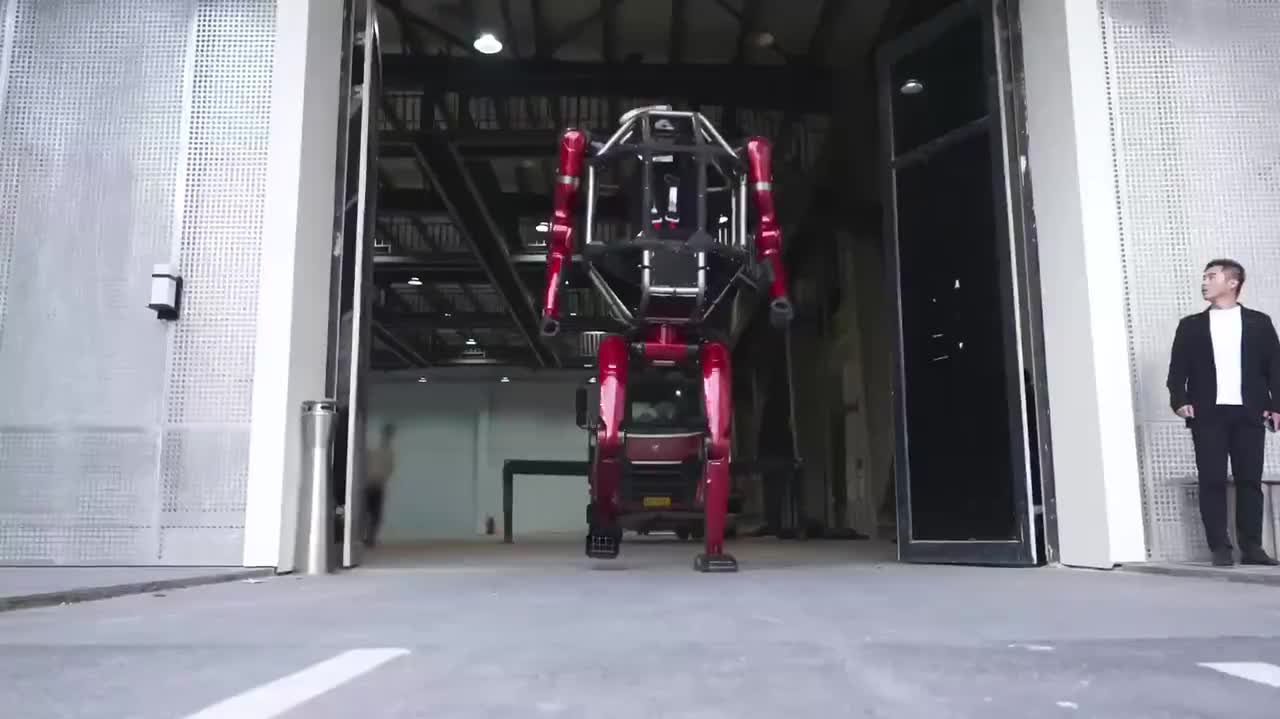 Tesla Optimus rakibi insansı robot: Unitree GD01 sahneye çıktı
