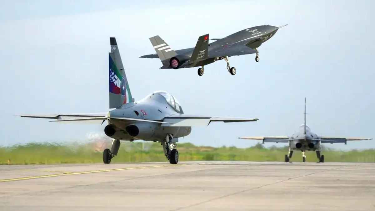 Türk ve İtalyan devleri güçlerini birleştirdi: KIZILELMA ve İtalyan M-346 yan yana uçtu