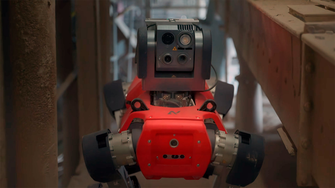 Robot köpek 150 yıllık çimento fabrikasına otonom denetim getirdi