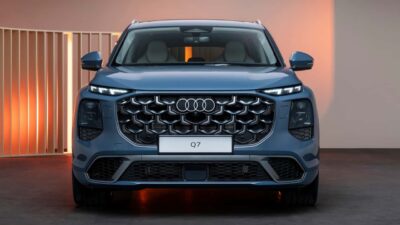 Audi sürücünün bayılması durumunda aracı güvenle yol kenarına çekebilen acil