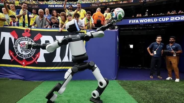 İnsansı robot Atlas, Dünya Kupası’nda sahneye çıktı! Boston Dynamics tarafından geliştirilen insansı robot Atlas, 2026 FIFA Dünya