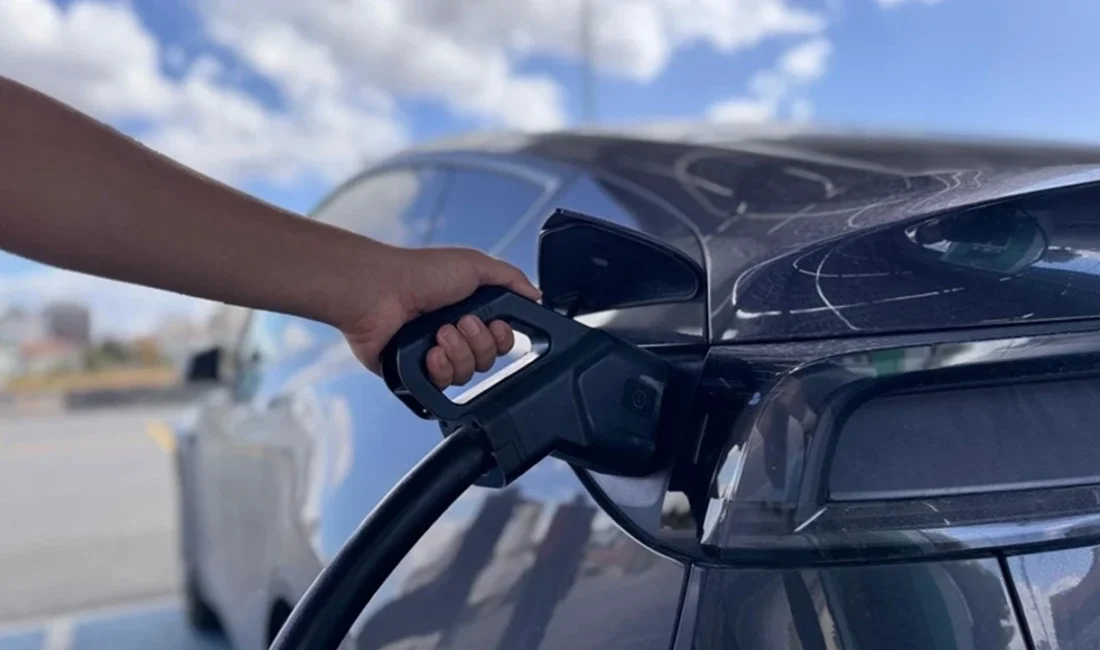 Elektrikli araçlarda şarj çilesi bitiyor! CATL her ay 200 istasyon kuracak Dünyanın en büyük elektrikli araç bataryası üreticisi CATL, menzil endişesini