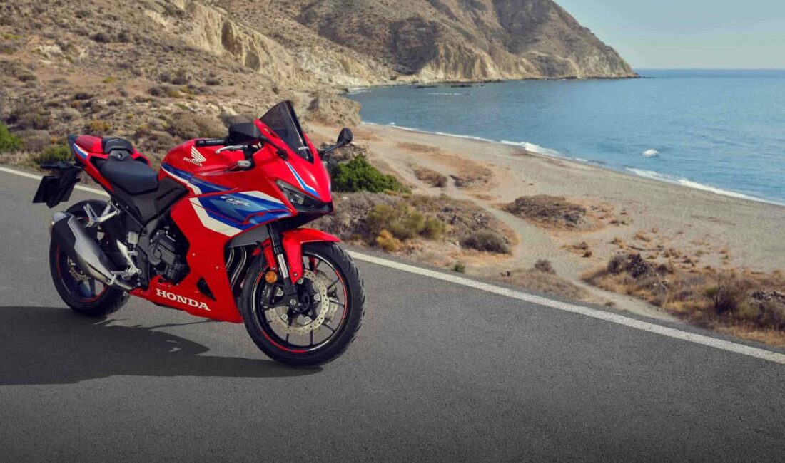 Honda, sportif tasarımı gelişmiş E-Clutch teknolojisiyle birleştiren yeni CBR500R modelini