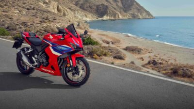 Honda, sportif tasarımı gelişmiş E-Clutch teknolojisiyle birleştiren yeni CBR500R modelini