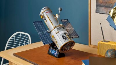 LEGO, evrenin en ünlü teleskopu Hubble'ı minik parçalarla yeniden yaratarak