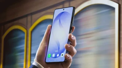 Samsung, Galaxy S26 Ultra ile sunduğu ve ekranı yan açılardan