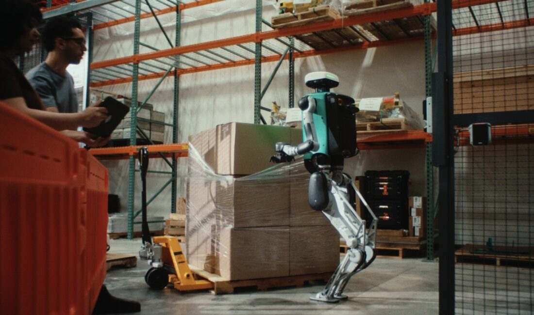 Agility Robotics tarafından geliştirilen ve lojistik devi GXO Logistics tesislerinde