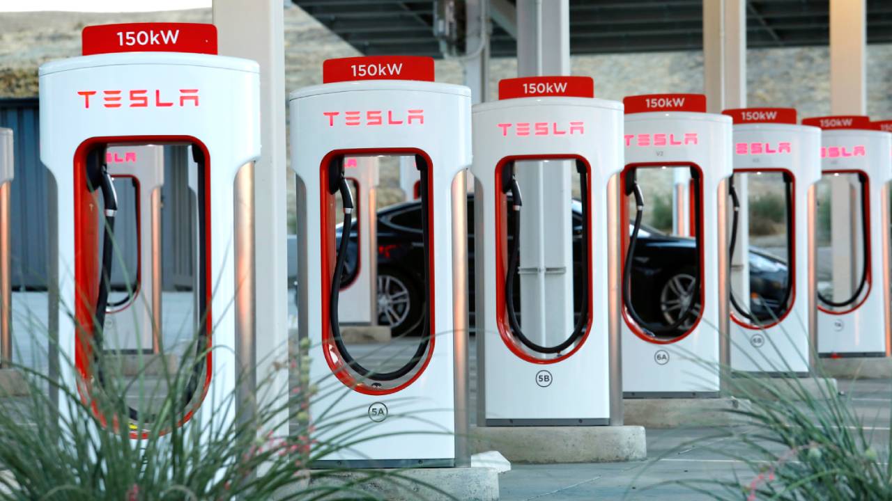 Tesla Türkiye, elektrikli araç kullanıcılarının batarya dolum maliyetlerini doğrudan etkileyecek