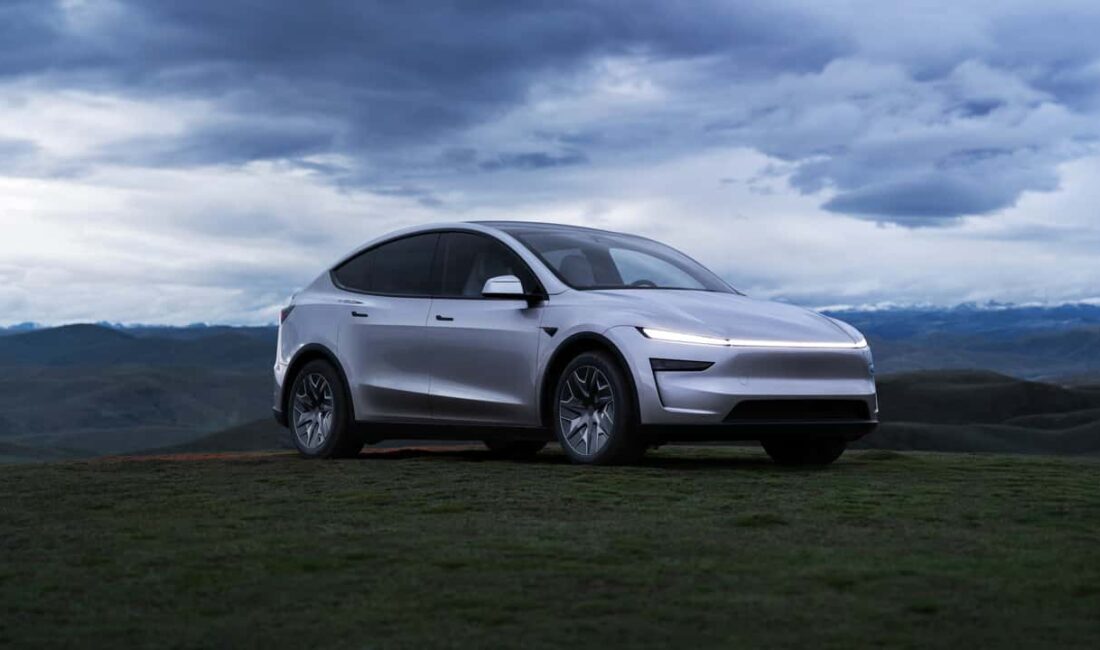 Tesla, uzatılmış aks mesafesine sahip altı koltuklu yeni Model Y