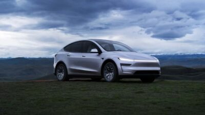 Tesla, uzatılmış aks mesafesine sahip altı koltuklu yeni Model Y