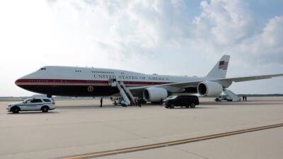 ABD Başkanı Donald Trump, Katar hükümeti tarafından hediye edilen ve