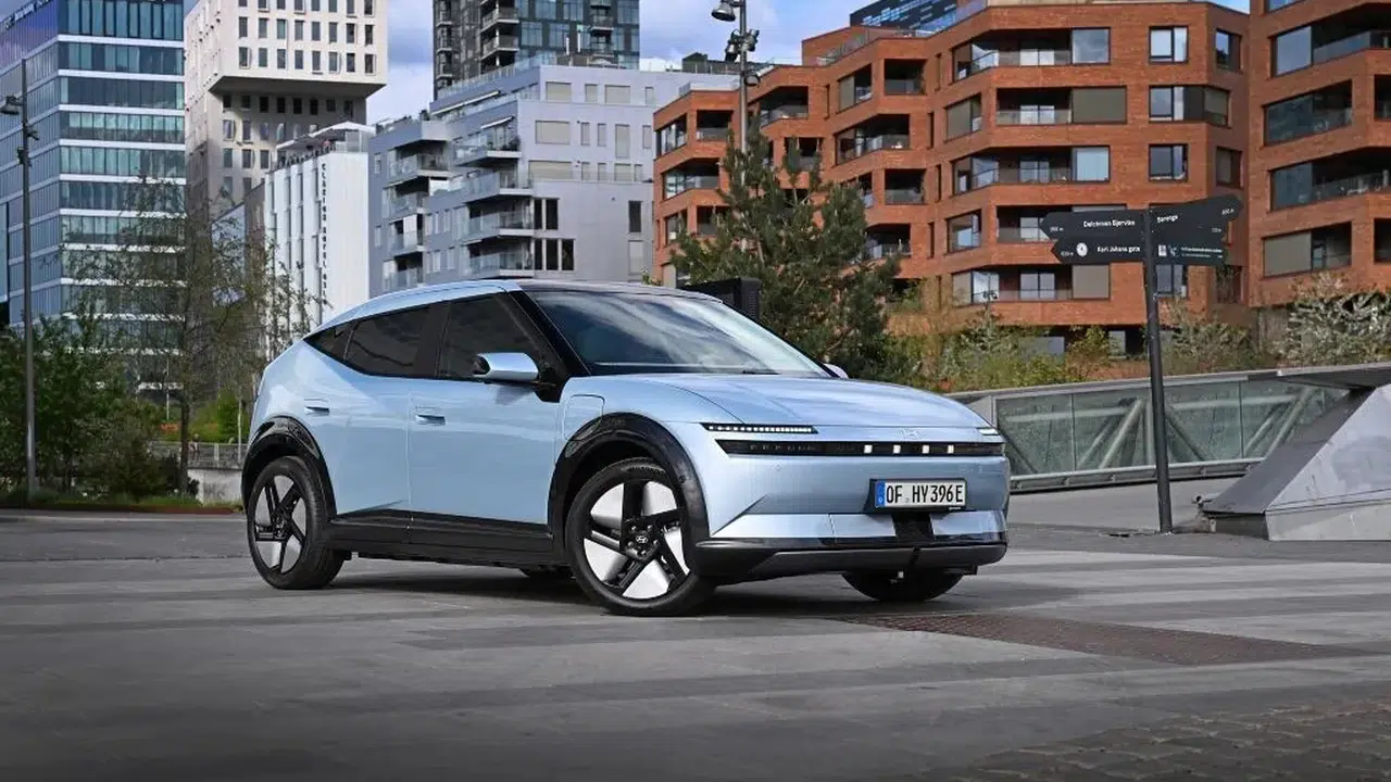 Hyundai, minimalist tasarımıyla öne çıkan uygun fiyatlı yeni elektrikli modeli