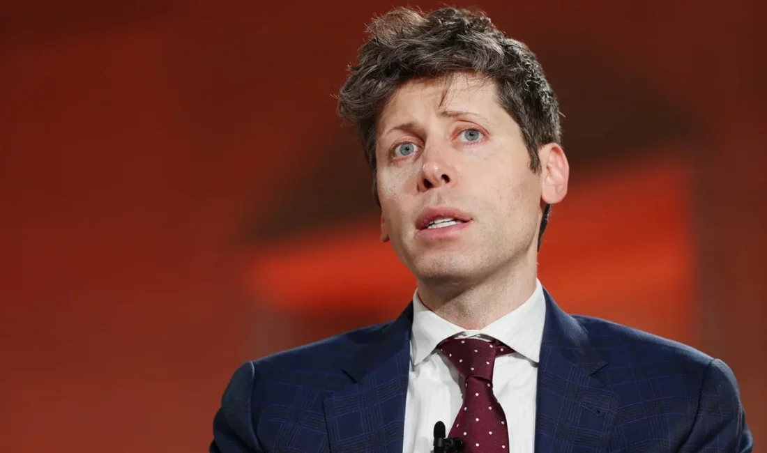 OpenAI liderinden üniversite eleştirisi: “İki yıldan sonrası zaman kaybı” OpenAI CEO'su Sam Altman, yapay zekanın iş dünyasını kökten dönüştürdüğü