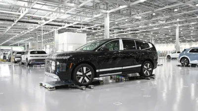 Hyundai bünyesindeki konsorsiyum, otomobillerin altına girerek taşıma gerçekleştiren ve otopark