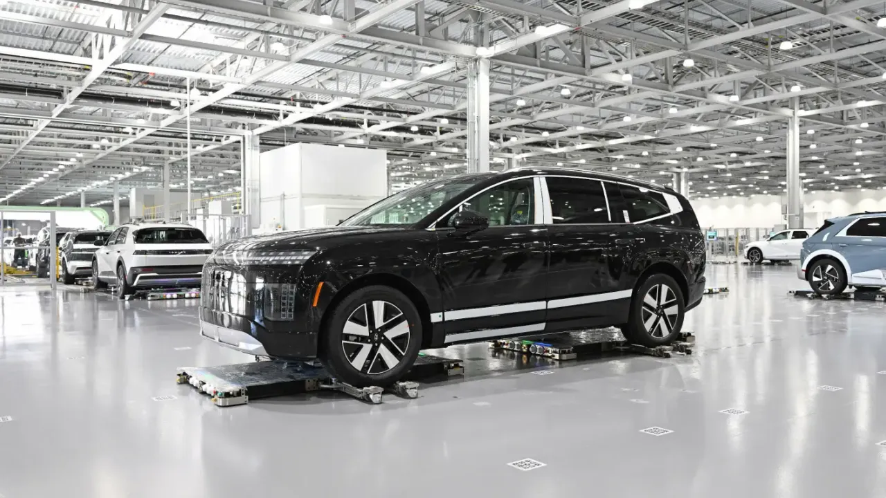 Hyundai bünyesindeki konsorsiyum, otomobillerin altına girerek taşıma gerçekleştiren ve otopark
