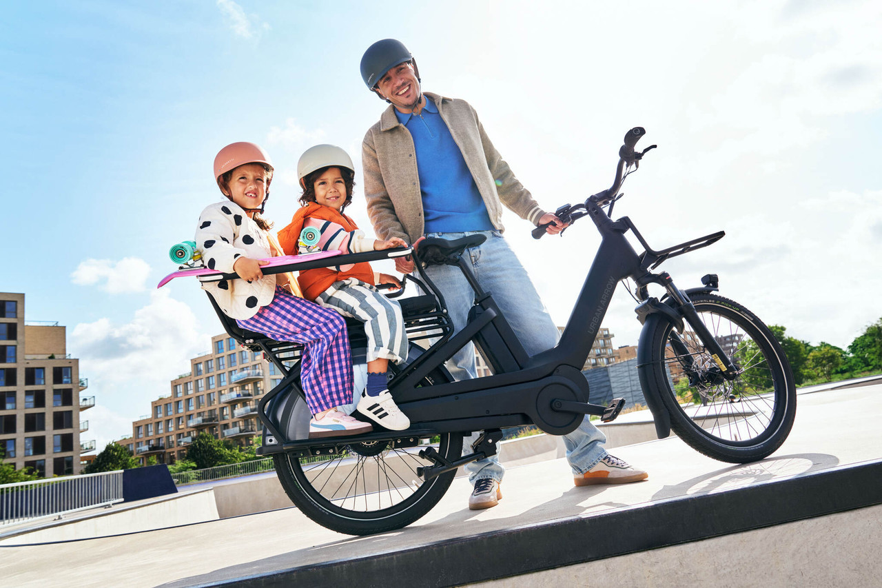 Hollanda merkezli premium kargo bisikleti üreticisi Urban Arrow, iki çocuk