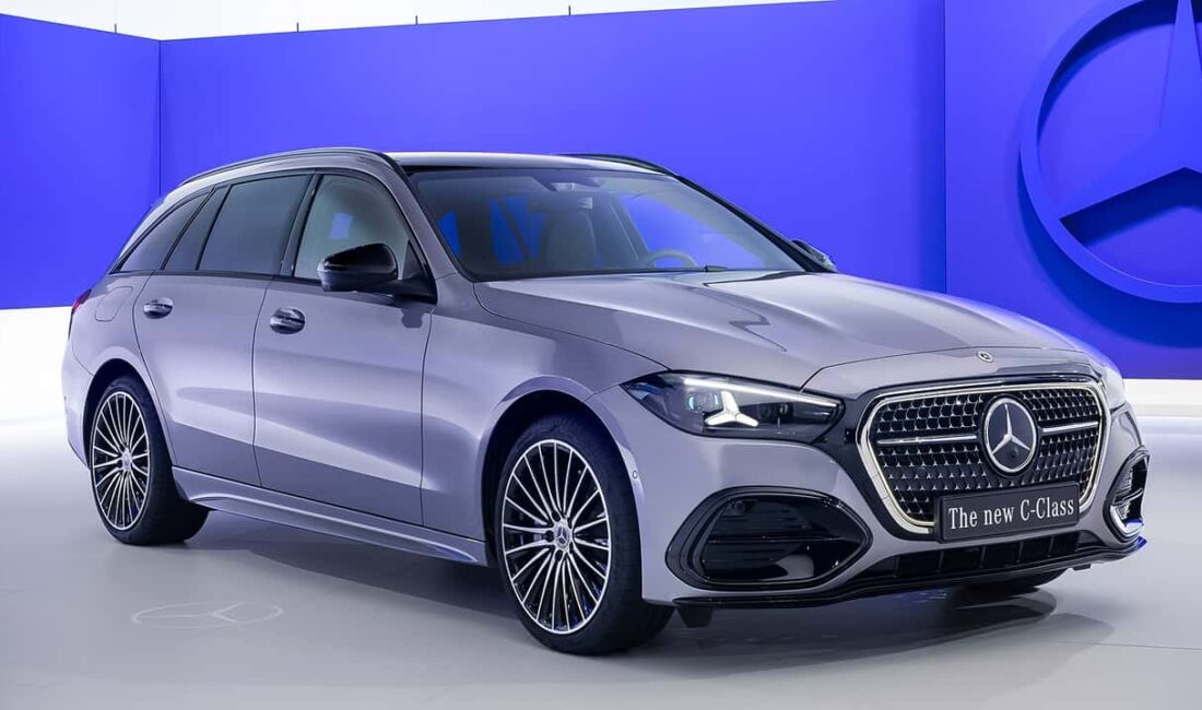 Yenilenen Mercedes C-Serisi tanıtıldı: Hibrit motorlar ve yapay zeka desteği Mercedes-Benz, popüler C-Serisi modelini makyajlayarak MB.OS işletim sistemi ve yapay