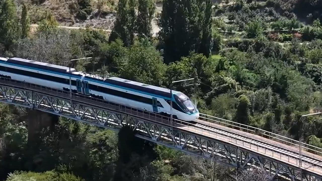 Yerli elektrikli hızlı tren saatte 250 kilometre hıza ulaştı